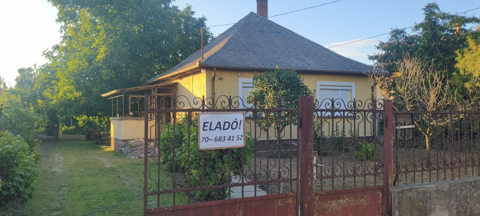 Eladó kertes ház